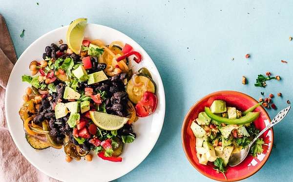 Piatto colorato con verdure e ingredienti freschi